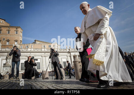 Le pape François arrive pour célébrer son audience générale hebdomadaire sur la Place Saint Pierre dans la Cité du Vatican, Cité du Vatican, le 14 novembre 2018. (Photo de Giuseppe Ciccia / Pacific Press) Banque D'Images