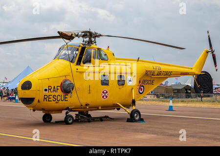 FAIRFORD, UK - Oct 13, 2018 : ex-British Royal Air Force (RAF) WS-55 Westland Whirlwind de sauvetage par hélicoptère sur le tarmac de la base aérienne de la RAF Fairford. Banque D'Images