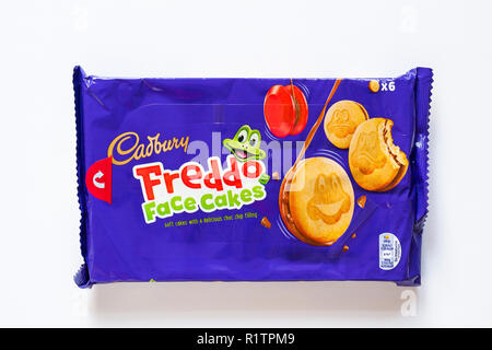 Paquet de gâteaux Cadbury Freddo Face gâteaux doux avec un délicieux choc chip le remplissage isolé sur fond blanc Banque D'Images