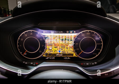 PARIS - Oct 3, 2018 : Le pilote de la nouvelle voiture de sport Audi TT tableau de bord numérique moderne à l'Automobile de Paris. Banque D'Images