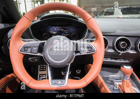 PARIS - Oct 3, 2018 : Le pilote de la nouvelle voiture de sport Audi TT à l'intérieur de l'Automobile de Paris. Banque D'Images