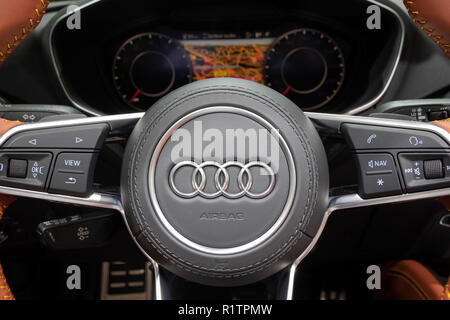 PARIS - Oct 3, 2018 : Le pilote de la nouvelle voiture de sport Audi TT à l'intérieur de l'Automobile de Paris. Banque D'Images