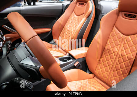 PARIS - Oct 3, 2018 : Le pilote de la nouvelle Audi TT quattro TFSI 45 voiture de sport à l'intérieur de l'Automobile de Paris. Banque D'Images