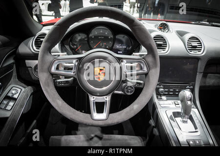 PARIS - Oct 3, 2018 : Intérieur de la nouvelle Porsche 718 GTS 2019 Voiture de sport à l'Automobile de Paris. Banque D'Images