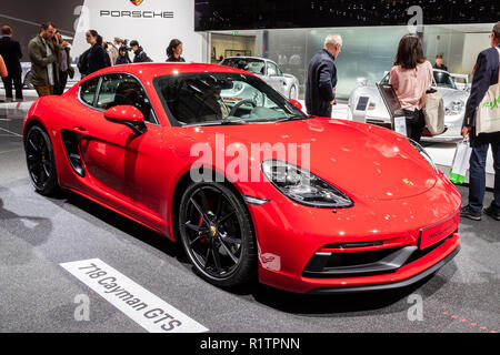 PARIS - Oct 3, 2018 : Nouvelle Porsche 718 GTS Cayman sports car présenté au Mondial de Paris. Banque D'Images