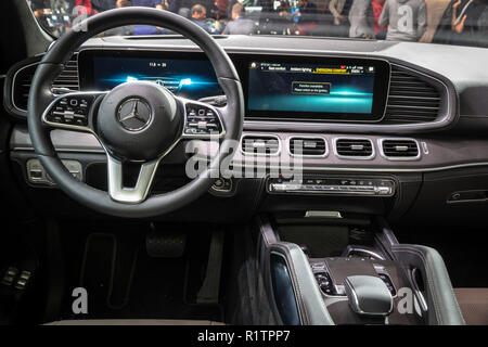 PARIS - Oct 3, 2018 : nouvelle Mercedes 300d 2020 GLE 4MATIC intérieur présenté au Mondial de Paris. Banque D'Images