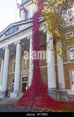 Lambeth, Londres. La 'Fenêtre' pleurs installation de coquelicots en céramique à l'Imperial War Museum, marquant le centenaire de la fin de la guerre de 1914-1918. Banque D'Images