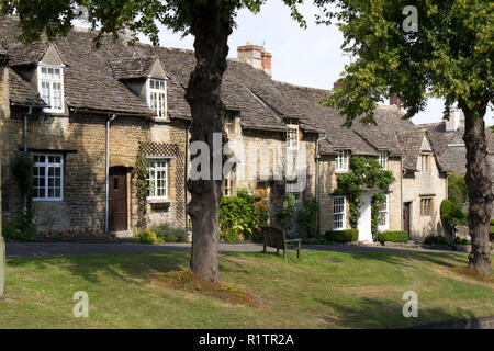 Scène de rue d'été dans la ville pittoresque de Burford, Oxfordshire, Cotswolds, Royaume-Uni Banque D'Images