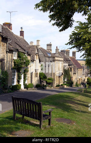 Scène de rue d'été dans la ville pittoresque de Burford, Oxfordshire, Cotswolds, Royaume-Uni Banque D'Images