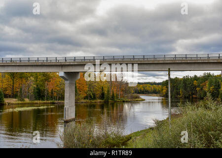 Un pont le long de la rivière Ausable dans le Michigan. Cette rivière coule a jeté la Huron National Forest.Les couleurs de l'automne avait commencé à montrer quand nous sommes arrivés Banque D'Images