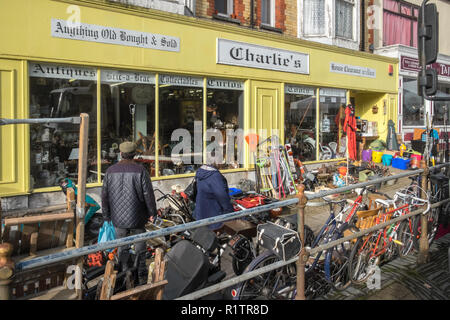 Sur,street,hors,Charlies,meubles,magasin,sur,a,célèbre,mercredi,marche,DE,À Machynlleth,ville,Center,Powys,mi,Pays de Galles, Pays de Galles, UK,Europe,Europe, Banque D'Images