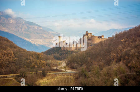 Firmian - Château Sigmundskron, un des plus anciens châteaux du Tyrol du Sud, près de la ville de Bolzano, le Tyrol du Sud , le nord de l'Italie Banque D'Images