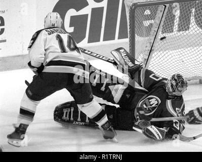 SERGEI SAMSONOV BRUINS MARQUE SON DEUXIÈME BUT SUR LE GARDIEN DE L'ÎLE WADE FLAHERTY DANS LA DEUXIÈME PÉRIODE D'ACTION DE JEU AU FLEET CENTER DE BOSTON MA USA PHOTO BILL BELKNAP AVRIL 1998 Banque D'Images