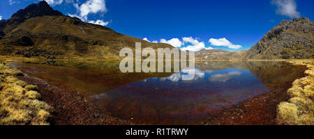 Panorama de la vue magnifique sur la lagune Carhuacocha Huaytapallana dans la chaîne de montagnes à l'aube. Banque D'Images