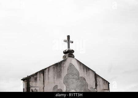 Croix de Pierre sur le toit d'une église vu de loin Banque D'Images