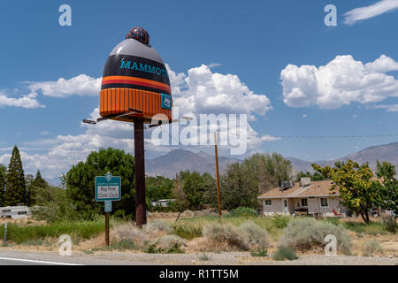 8 JUILLET 2018 - BIG PINE, CA : Célèbre Mammoth Mountain Ski Area beanie signer le long du côté de l'autoroute US 395. La station de ski de Mammoth Lakes change la Banque D'Images