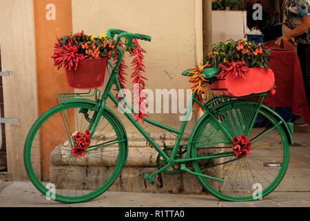 RIETI, ITALIE, septembre 2018. Décorations au marché à l'occasion de la traditionnelle fête de chili Banque D'Images