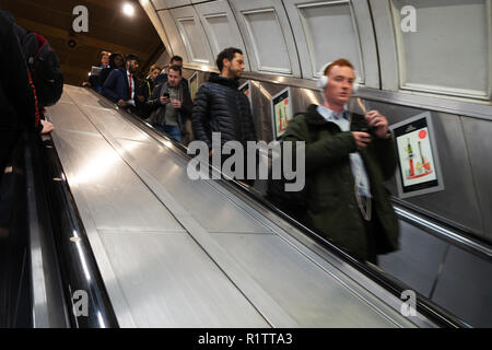 Les banlieusards Tube temps, Londres les navetteurs descendant la Underground de Victoria à Londres le train de tube Banque D'Images
