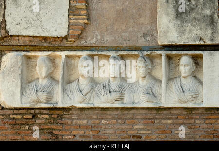 Dans l'Ilario Fusco's Tomb sur l'Appia Antica à Rome, il y a un clapet avec cinq portraits de morts. Banque D'Images