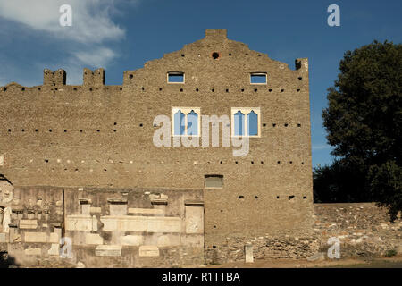 Les anciennes ruines de tombeau de Caecilia Metella (Mausoleo di Cecilia Metella), le long de la Via Appia (Voie Appienne) à Rome Banque D'Images