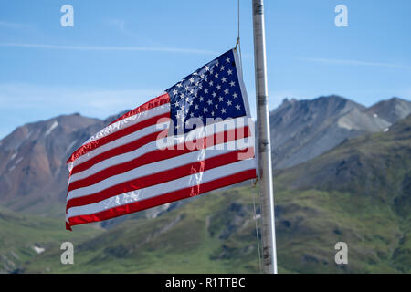 Le drapeau américain va à l'avant de la chaîne de l'Alaska montagnes à l'Eielson Visitors Center dans le Parc National Denali Banque D'Images