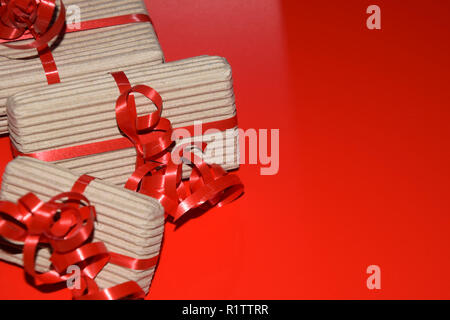 Thème de Noël avec des boîtes et présenter copie espace, vue de dessus de boîte-cadeau enveloppé dans l'emballage en carton avec ruban rouge surface rouge Banque D'Images