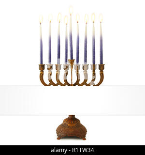 Image de la fête juive de Hanukkah menorah (chandelier traditionnel avec) isolé sur blanc. Banque D'Images