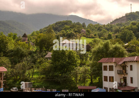 Dilijan, l'Arménie, le 24 août 2018:chapelle de Saint Sarkis dans un village de montagne Gosh avec une pièce sombre ciel de l'épais brouillard, situé dans les bois, près de t Banque D'Images