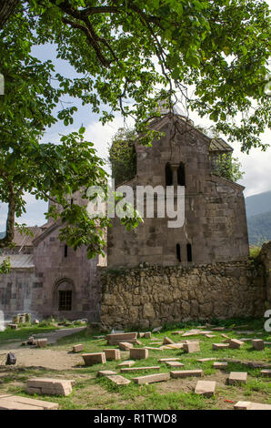 Dilijan, l'Arménie, le 24 août 2018 : la cour du monastère Goshavank en vue de l'école médiévale et le livre et la restauration de dépôt Banque D'Images