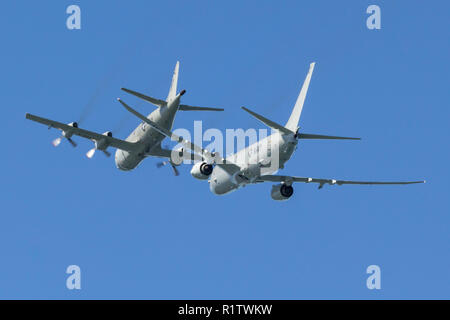 Un Lockheed P-3 Orion vole en formation avec ses succédera le Boeing P-8 Poseidon. Banque D'Images