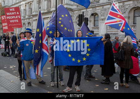 Le jour où le premier ministre Theresa peut pétitions son cabinet sur les négociations en cours pour permettre à l'UE, l'Europe contre les manifestants pro-Brexit en stand en face de Downing Street, à Whitehall, le 14 novembre 2018, à Londres, en Angleterre. Banque D'Images
