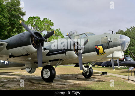 B-17 Flying Fortress UN DEUXIÈME GUERRE MONDIALE ou la deuxième guerre mondiale, bombardier lourd en exposition statique au musée en plein air, Eglin AFB, Fort Walton Beach en Floride, aux États-Unis. Banque D'Images