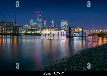 Ville de London à partir de la rive sud de la Tamise de nuit Banque D'Images