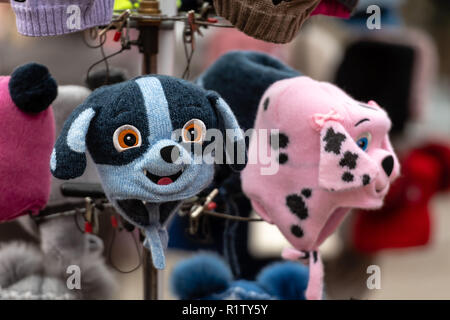 Tricots colorés chapeaux pour enfants avec des animaux différents visages. Banque D'Images