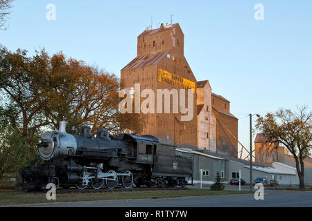 Harvey 'Agriculteurs' & l'ascenseur plus Harvey Farmers Union ascenseur à droite, 440 SooLine Locomotive à vapeur. Banque D'Images