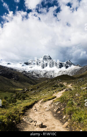 Trek vers une haute montagne dans les Andes Banque D'Images