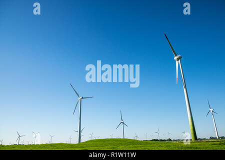 De nombreuses éoliennes sur un terrain plat. Banque D'Images