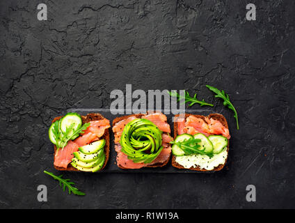 Toast à l'avocat et de saumon sur le pain de seigle Banque D'Images