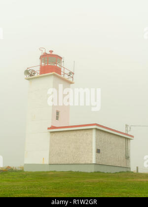 Vue sur le phare de Cape St. Mary en un jour brumeux, près de Mavilette, Nova Scotia, Canada. Banque D'Images