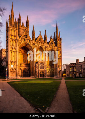 Cathédrale de Peterborough au crépuscule aka église cathédrale de St Pierre, St Paul et St Andrew, à Peterborough, Royaume-Uni. Roman Gothique construite 1118-1237 Banque D'Images