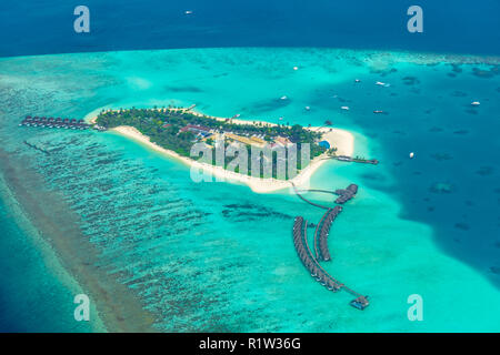 Groupe d'atolls et d'îles aux Maldives à partir de la vue aérienne. Beau paysage Maldives, mer bleue. Banque D'Images