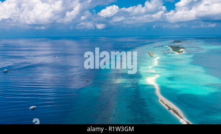 Groupe d'atolls et d'îles aux Maldives à partir de la vue aérienne. Beau paysage Maldives, mer bleue. Banque D'Images