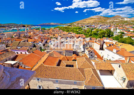 Les points de repère et toits de Trogir vue aérienne, mer turquoise background, UNESCO World Heritage site en Dalmatie, Croatie Banque D'Images