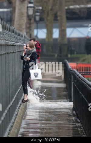 Old Royal Naval College de Greenwich, London, UK. 12 Février, 2016. Une combinaison des effets de l'après les récentes tempêtes et une marée haute ca Banque D'Images