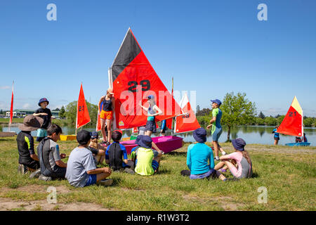 Les étudiants reçoivent des cours de voile au lac de Rua à Canterbury, Nouvelle-Zélande Banque D'Images