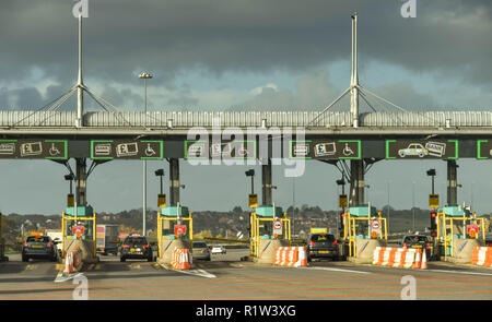 Deuxième SEVERN CROSSING, Pays de Galles - NOVEMBRE 2018 : Rangée de stands sur l'autoroute M4 au Pays de Galles pour recueillir les droits de péage de pilotes à l'aide de la deuxième Sev Banque D'Images