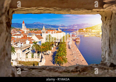 Ville de Trogir waterfront, monuments et vue panoramique à travers la fenêtre en pierre, site du patrimoine mondial de l'Unesco dans la région de Croatie Dalmatie Banque D'Images