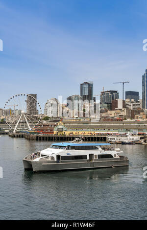 SEATTLE, Washington State, USA - Juin 2018 : Fast water taxi ferry de se détourner de la jetée qu'il quitte Seattle pour traverser Puget Sound. Banque D'Images