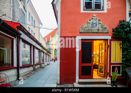 La plus petite maison dans la vieille ville médiévale. Tallinn, Tartu, Estonie, de comté des États baltes, l'Europe. Banque D'Images