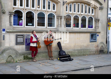Artistes de rue, lecture de musique et de chant sur la rue haute dans les puits, Somerset, UK Banque D'Images